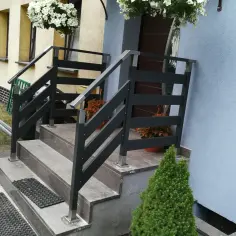 Co postawić na schodach przed domem: 7 pomysłów na dekoracje