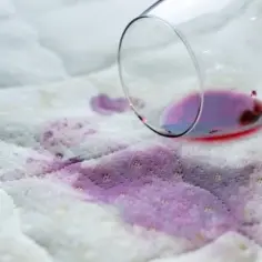 Jak skutecznie sprać czerwone wino? Sprawdzone metody na plamy