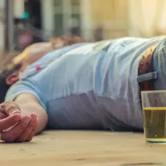 Czy do alkoholika można wezwać pogotowie w sytuacji zagrożenia?