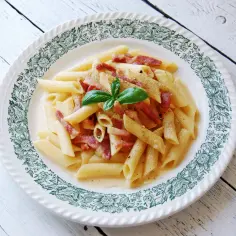 Penne carbonara – przepis na idealny makaron bez zbędnych dodatków