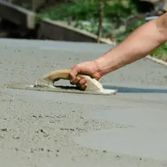 Jak długo wiąże beton w różnych warunkach i co warto wiedzieć