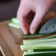 Jak prawidłowo kroić ogórka do sushi – proste kroki i wskazówki dla idealnego cięcia