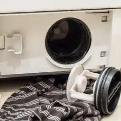 Gdzie jest filtr w pralce i jak bezpiecznie się do niego dostać - poradnik