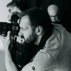 Jak wygląda praca fotografa? Odkryj wyzwania i satysfakcje w zawodzie