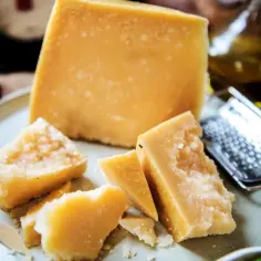 Jak przechowywać ser parmezan, aby nie stracił smaku i jakości