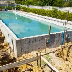 Ile kosztuje wybudowanie basenu w ogrodzie? Sprawdź ceny i ukryte wydatki!