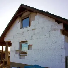 Kiedy wstawiać okna w budowie domu, by uniknąć problemów?