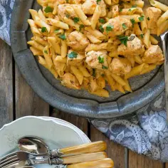 Penne z suszonymi pomidorami i kurczakiem – łatwy przepis na obiad
