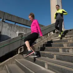 Ile kalorii spalasz chodząc po schodach? Zaskakujący trening dla każdego