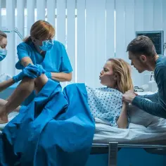 Kiedy jechać do porodu? Sprawdź niepokojące objawy i uniknij stresu