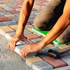Jak skutecznie przykleić kostkę brukową do betonu i uniknąć błędów