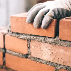 Jak murować z cegły, aby twój projekt zyskał trwałość i styl