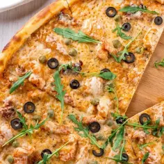 Na jakim trybie piec pizzę, aby uniknąć zakalca i uzyskać chrupkość?