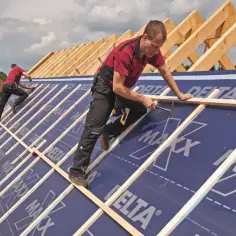Jaka folia na dach pod dachówkę? wybierz najlepszą dla trwałej izolacji