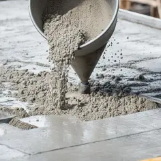 Jak długo polewać beton, by uniknąć pęknięć i zapewnić trwałość?