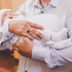 W co się ubrać na chrzciny? Najlepsze stylizacje, które zachwycą
