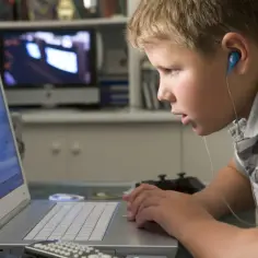 Czy uczniowie dostaną laptopy? Szczegóły programu i terminy dostaw