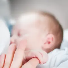 Biegunka u niemowlaka z piersi: niebezpieczne objawy, które musisz znać