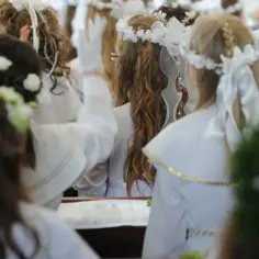 Ile się daje na komunie jako chrzestny? Poznaj zwyczaje i kwoty