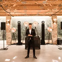 Ile bierze DJ? Sprawdź, ile zarabiają DJ-e na weselach, klubach i festiwalach