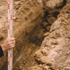 Jak wytyczyć fundamenty, aby uniknąć kosztownych błędów w budowie