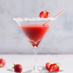 Pyszne drinki z mrożonych truskawek, które zachwycą Twoich gości
