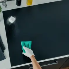 Jak skutecznie czyścić czarne meble? Najlepsze metody i środki.