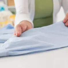 Jak prasować rękawy koszuli, aby uniknąć zagnieceń i uszkodzeń materiału