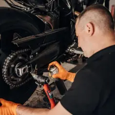 Jak skutecznie wyczyścić łańcuch motocyklowy i uniknąć kosztownych błędów