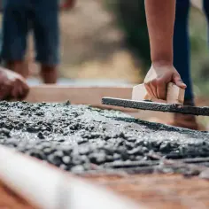Ile waży kubik betonu B25? Kluczowe informacje dla budownictwa