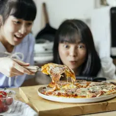 Ile gram ma pizza? Waga typowej pizzy i kawałka, które musisz znać