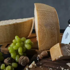 Czy parmezan to parmigiano reggiano? Odkryj kluczowe różnice