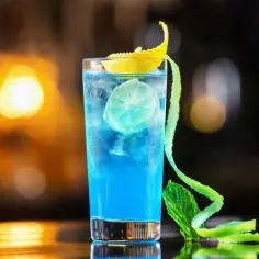Najlepsze przepisy na drink z blue curacao i wódką, które musisz spróbować