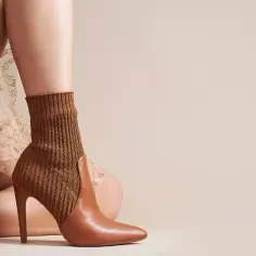 Stylizacje z botkami camel – odkryj modne połączenia na jesień