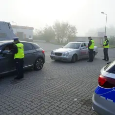 Czy można holować samochód bez tablic? Sprawdź legalność i ryzyko