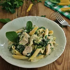 Penne pollo: 5 pysznych przepisów na makaron z kurczakiem