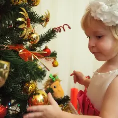 Najzabawniejsze zagadki o choince: zaskocz dzieci świąteczną rozrywką