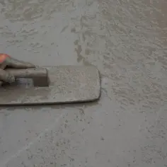 Jaki beton pod słupy wiaty? Klasy, przygotowanie fundamentów i porady.
