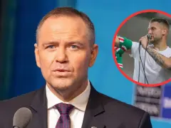 Staruch w garniturze i młody mężczyzna z tatuażami i szalikiem w tle.