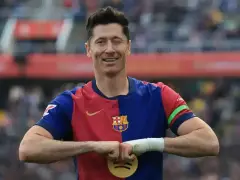 Robert Lewandowski, król strzelców, w barwach Barcelony, z charakterystycznym gestem.