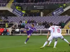 Piłkarz Fiorentiny w akcji podczas meczu z Interem Mediolan. Piłka leci w powietrzu, a zawodnik próbuje ją kopnąć.