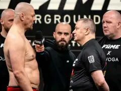 Dwóch zawodników na ważeniu przed walkami Fame MMA, z mikrofonem i ochroniarzami.