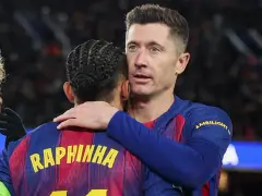 Robert Lewandowski obejmuje Raphinhę. Obaj piłkarze FC Barcelony, którzy mogą zapisać się w historii La Liga.