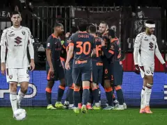 Piłkarze Interu Mediolan świętują bramkę, podczas gdy zawodnicy Torino FC patrzą zrezygnowani.