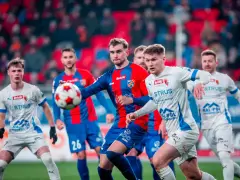 Piłkarze GKS Tychy i Odry Opole walczą o piłkę. Meczu nie widać w rankingach, ale emocje są wysokie.