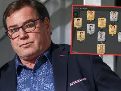 Mężczyzna w okularach patrzy na ekran z wirtualną drużyną piłkarską, sugerując dyskusję o powołania do kadry.