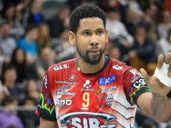 Siatkarz Wilfredo Leon w czerwonej koszulce z numerem 9. Jego zarobki budzą zainteresowanie fanów siatkówki.