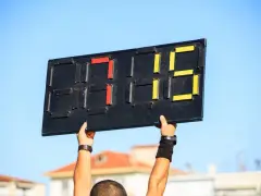 Tablica z wynikiem 2:15. Zastanawiasz się, ile zmian można zrobić w piłce nożnej?