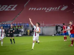 Piłkarz w białej koszulce z numerem 18 świętuje bramkę w meczu Górnik Zabrze – Raków Częstochowa.