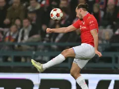 Piłkarz Wisły Kraków w akcji podczas meczu z Miedzią Legnica. Strzał na bramkę!